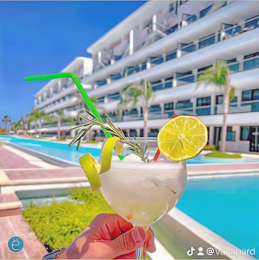 Hermoso Apartamento Cana Rock Star Acceso Directo A La Piscina C-105, C-106, B-102 Y B-104 Punta Cana Apartment